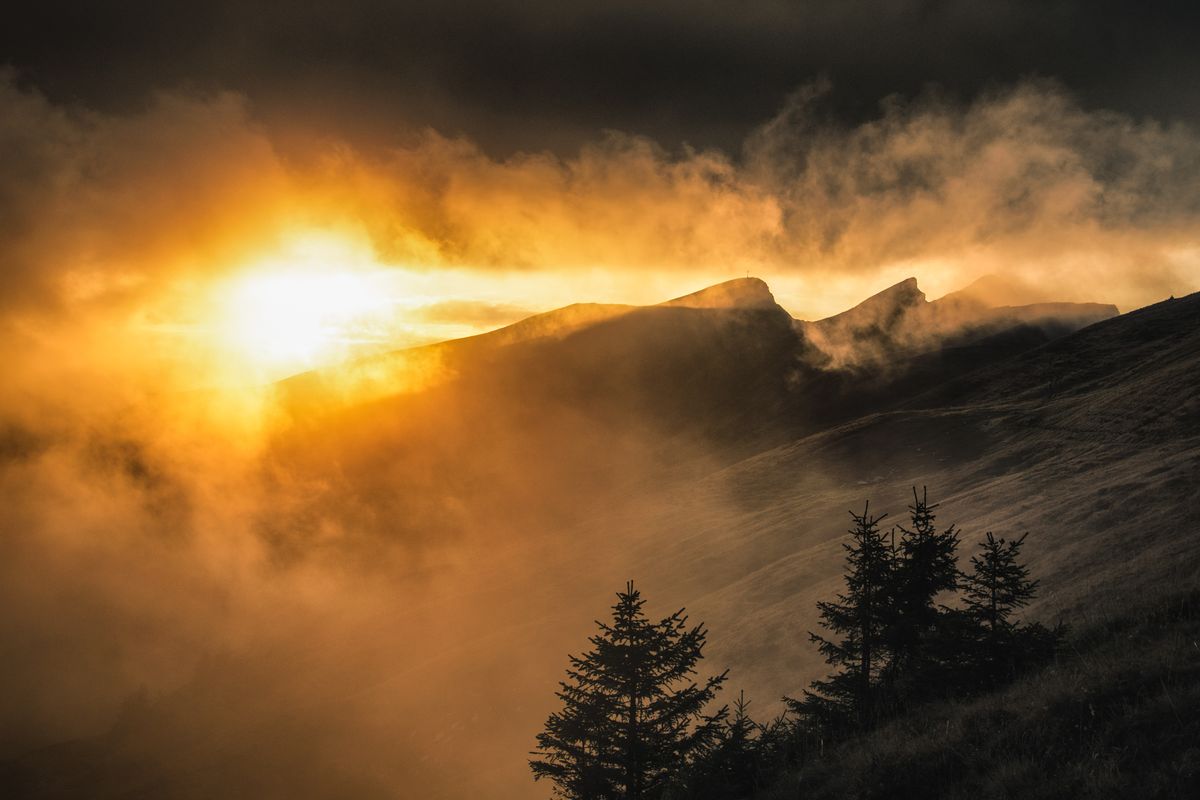 Wanderweg zur Sünser Spitze im warmen Abendlicht, Nebelschwaden ziehen über den Grat